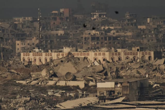 Los edificios destruidos durante las operaciones terrestres y aéreas israelíes se alzan en el norte de la Franja de Gaza al amanecer, vistos desde el sur de Israel, el 17 de octubre de 2025. (Leo Correa/Foto de AP)