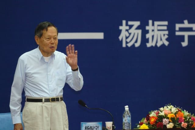 El Premio Nobel de Física chino-estadounidense Yang Chen-ning pronuncia un discurso titulado "Mi vida" en la Universidad Normal del Noreste de Changchun, provincia de Jilin, China, el 7 de septiembre de 2006. (China Photos/Getty Images)