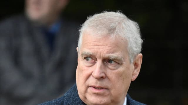 El príncipe Andrés, duque de York, asiste al servicio religioso de Navidad de la familia real en la iglesia de Santa María Magdalena, mientras la familia real se instala en la finca de Sandringham, en el este de Inglaterra, Reino Unido, el 25 de diciembre de 2022. Toby Melville/Reuters