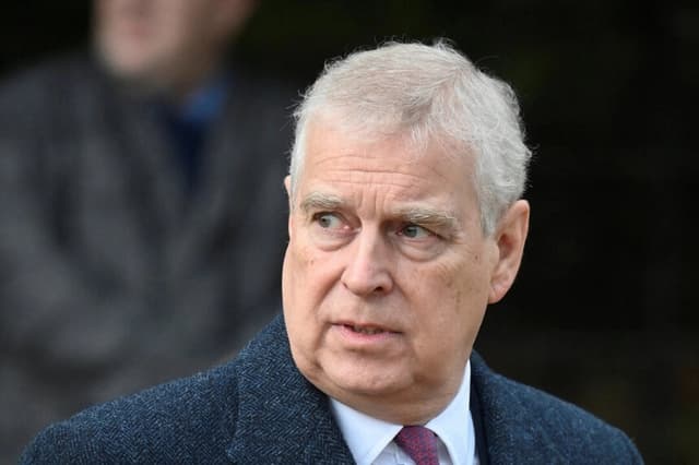 El príncipe Andrés, duque de York, asiste al servicio religioso de Navidad de la familia real en la iglesia de Santa María Magdalena, mientras la familia real se instala en la finca de Sandringham, en el este de Inglaterra, Reino Unido, el 25 de diciembre de 2022. Toby Melville/Reuters