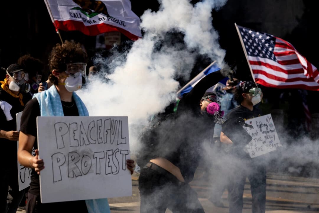 Se produjeron enfrentamientos entre manifestantes y fuerzas del orden después de que las autoridades declararan ilegal una reunión durante la protesta "Sin Reyes" contra la administración Trump en Los Ángeles el 14 de junio de 2025. (ETIENNE LAURENT/AFP vía Getty Images)
