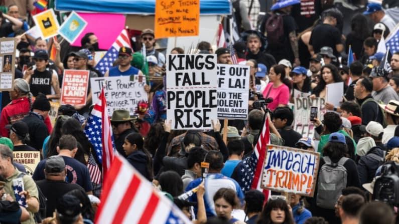 Manifestaciones nacionales "No a los reyes" inician con simbólica protesta en Minnesota