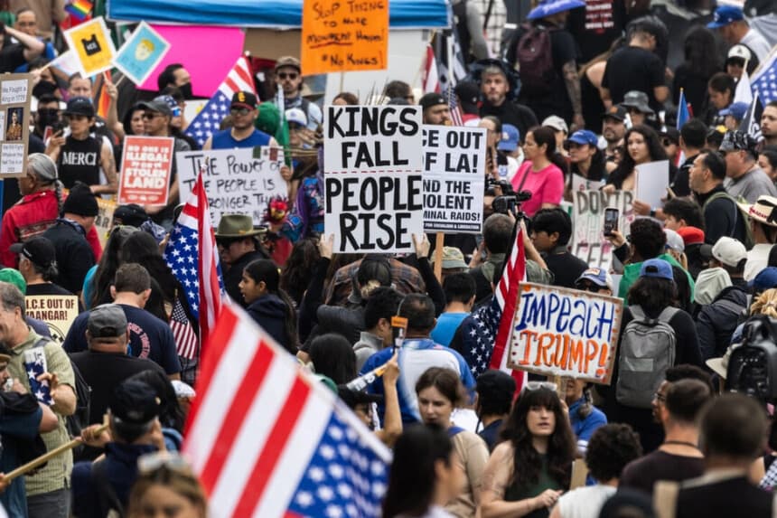 Manifestantes se reúnen para la protesta "No Kings" (No a los reyes) en Los Ángeles el 14 de junio de 2025. John Fredricks/The Epoch Times