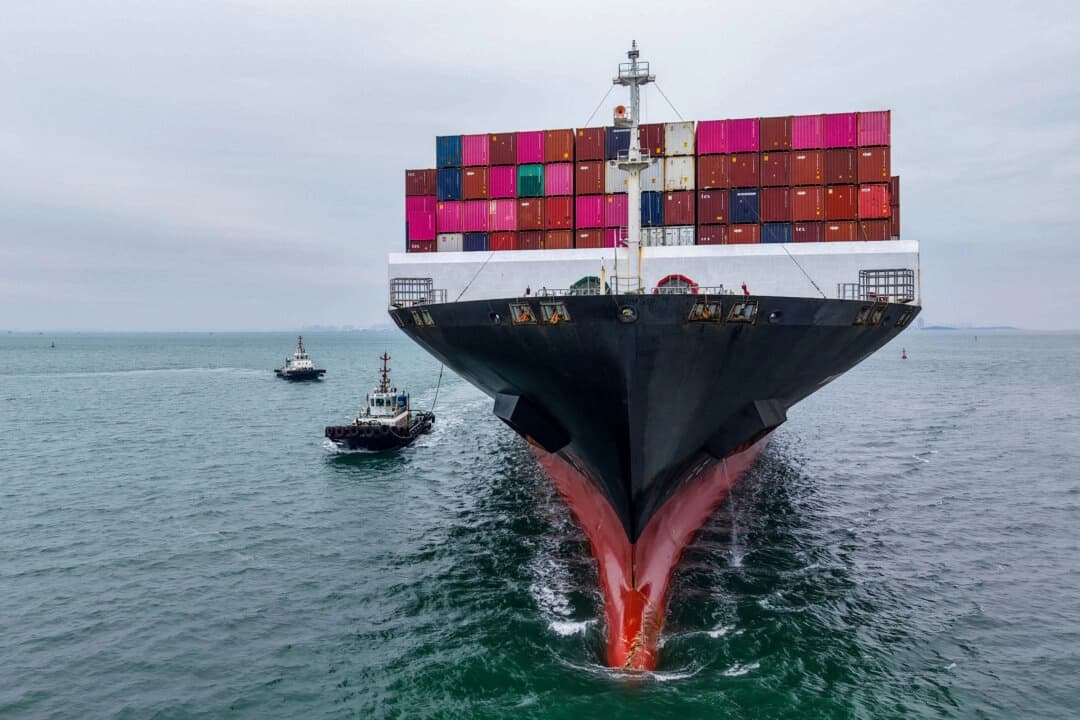 Un barco de carga llega al puerto de Qingdao, en la provincia oriental china de Shandong, el 13 de octubre de 2025. (-/AFP vía Getty Images)
