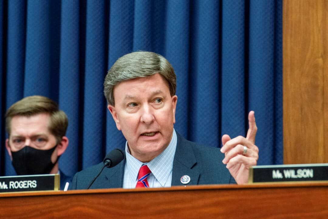 El representante Mike Rogers (R-Ala.), miembro destacado del Comité de Servicios Armados de la Cámara de Representantes, gesticula durante una audiencia del comité en el edificio Rayburn House Office Building de Washington, el 29 de septiembre de 2021. (Rod Lamkey/Reuters)