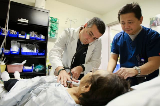 Un médico y una enfermera de urgencias atienden a un paciente en el Mission Community Hospital de Panorama City, California, el 28 de enero de 2009. (David McNew/Getty Images)