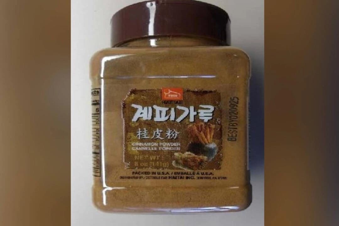 Imagen del frasco que contiene canela en polvo Haetae (HT) retirado del mercado. (Cortesía de la FDA)
