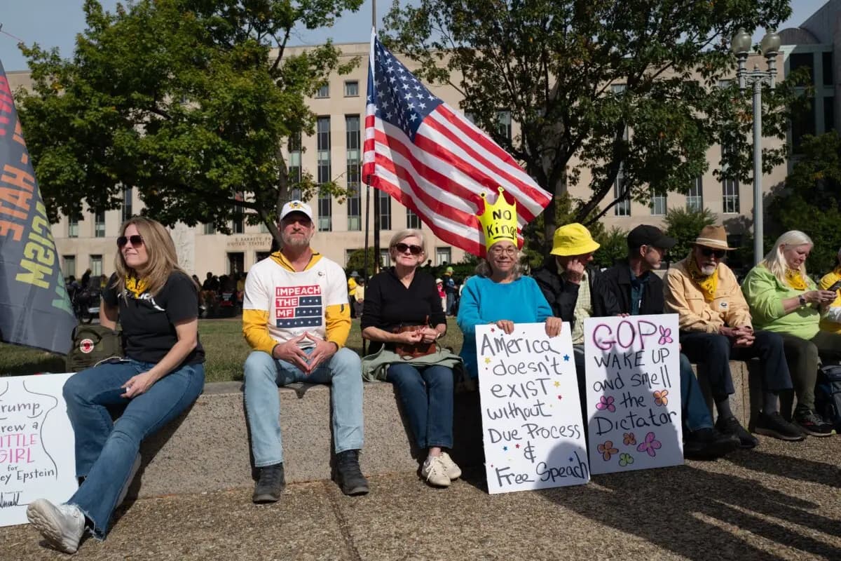 Personas participan en una protesta "No Kings" en Washington, el 18 de octubre de 2025. (Madalina Kilroy/The Epoch Times)
