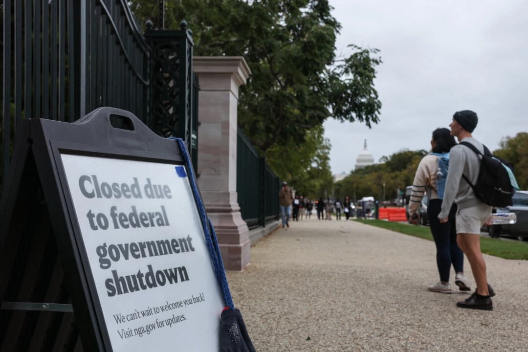 Se ve un cartel de cerrado alrededor del Jardín de Esculturas de la Galería Nacional de Arte en el National Mall en Washington el 12 de octubre de 2025. (Anna Moneymaker/Getty Images)