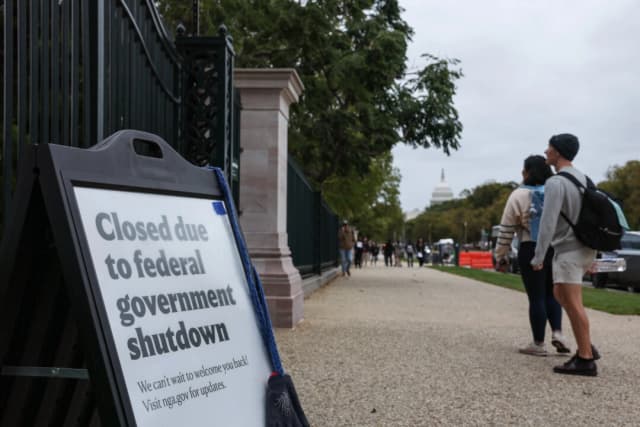 Se ve un cartel de cerrado alrededor del Jardín de Esculturas de la Galería Nacional de Arte en el National Mall en Washington el 12 de octubre de 2025. (Anna Moneymaker/Getty Images)