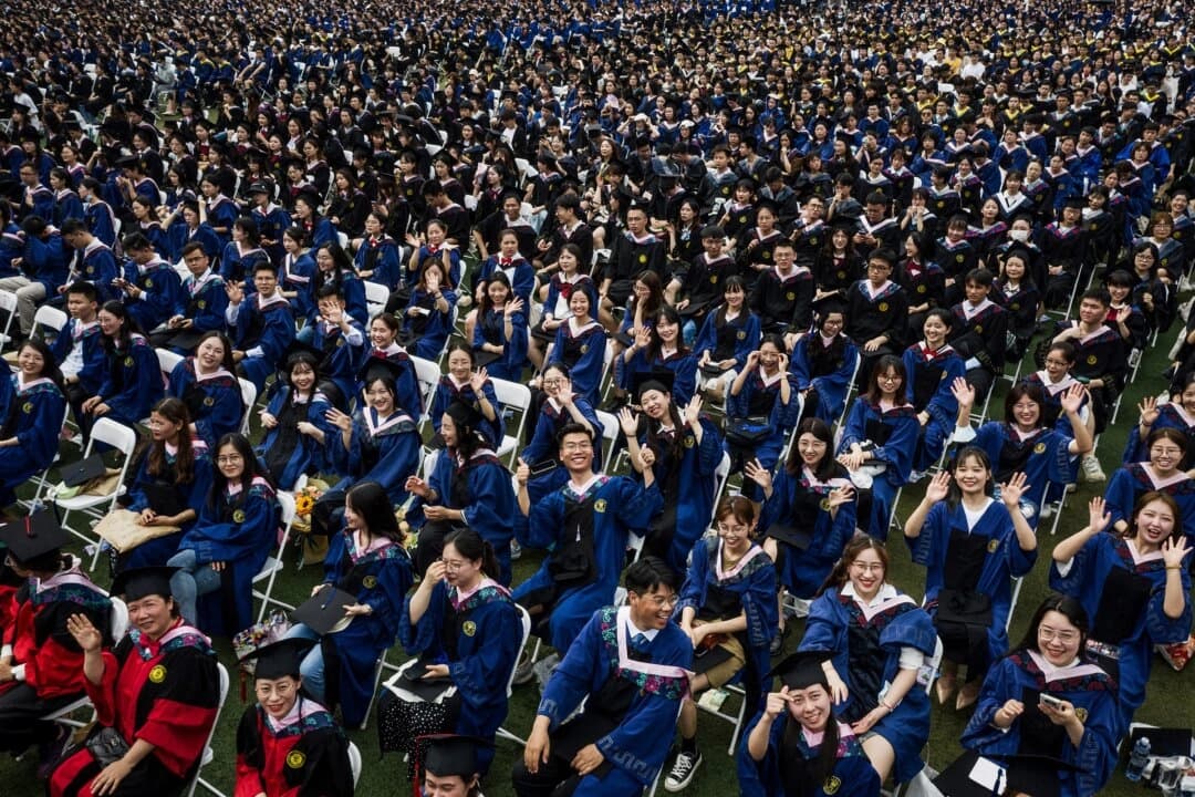 Casi 11,000 graduados, incluyendo a más de 2000 estudiantes que no pudieron asistir a la ceremonia de graduación el año anterior debido al COVID-19, asisten a una ceremonia de graduación en la Universidad Normal Central de China en Wuhan, en la provincia central china de Hubei, el 13 de junio de 2021. (STR/AFP vía Getty Images)
