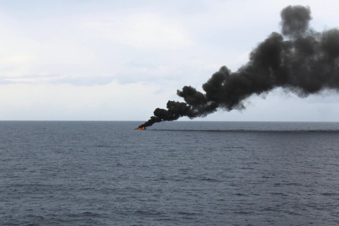 Una presunta nave marítima con contrabando de drogas se incendia al día siguiente de que la tripulación del guardacostas Diligence (WMEC 616) le disparara en el mar Caribe, el 7 de septiembre de 2025. (Foto de la Guardia Costera de EE. UU.)