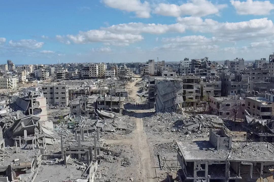 La destrucción en un barrio residencial, tras la retirada de las fuerzas israelíes de la zona, en medio de un alto al fuego entre Israel y Hamás en Gaza, en la ciudad de Gaza, el 18 de octubre de 2025. (Dawoud Abu Alkas/Reuters)