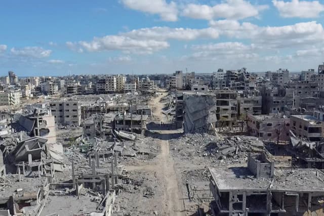 La destrucción en un barrio residencial, tras la retirada de las fuerzas israelíes de la zona, en medio de un alto al fuego entre Israel y Hamás en Gaza, en la ciudad de Gaza, el 18 de octubre de 2025. (Dawoud Abu Alkas/Reuters)
