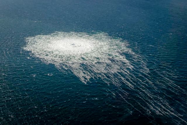 Burbujas de gas del gasoducto Nord Stream 2 en el mar Báltico, cerca de Bornholm, Dinamarca, el 27 de septiembre de 2022. (Comando de Defensa Danés/Documentación facilitada por Reuters)