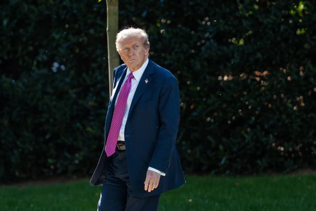 El presidente Donald Trump abandona la Casa Blanca el 17 de octubre de 2025. (Madalina Kilroy/The Epoch Times)