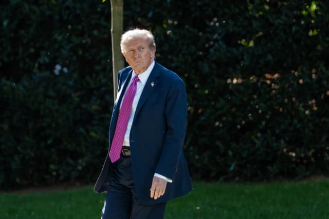 El presidente Donald Trump abandona la Casa Blanca el 17 de octubre de 2025. (Madalina Kilroy/The Epoch Times)