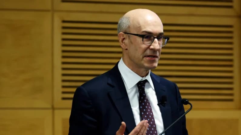 China podría socavar su propio monopolio de tierras raras, advierte ex economista del FMI