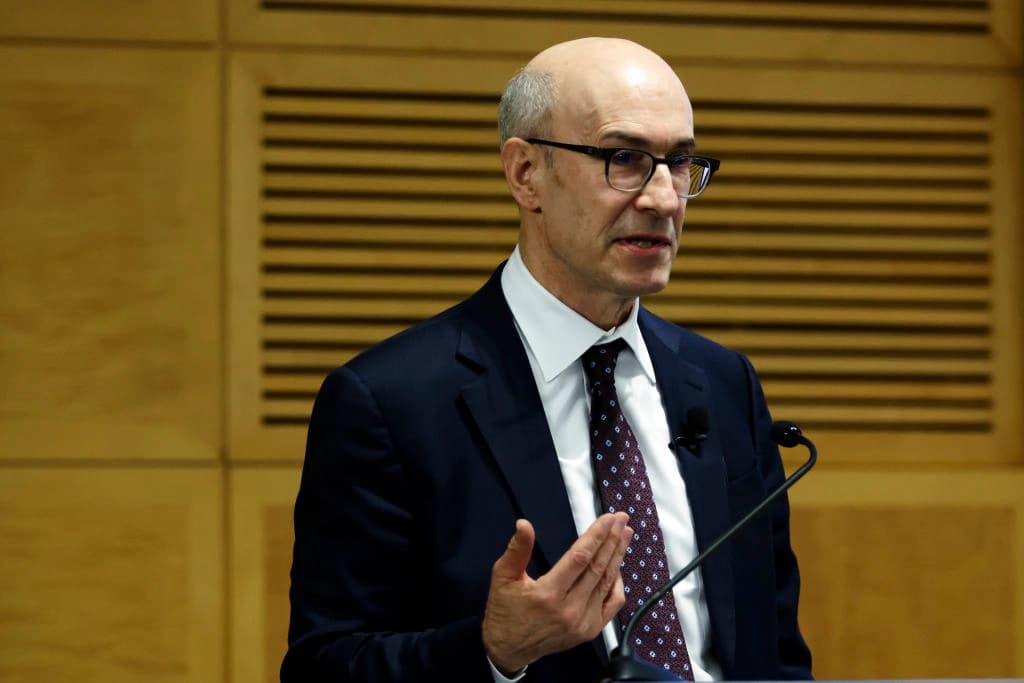 Maurits C. Boas, catedrático de Economía Internacional en la Universidad de Harvard, Kenneth Rogoff, interviene durante una mesa redonda sobre «Retos de la política monetaria en una economía global» en la 24.ª Conferencia Anual de Investigación Jacques Polak, celebrada en la sede del FMI en Washington D. C. el 8 de noviembre de 2023. El FMI organizó la conferencia para debatir sobre la "Interdependencia global". (Alex Wong/Getty Images)