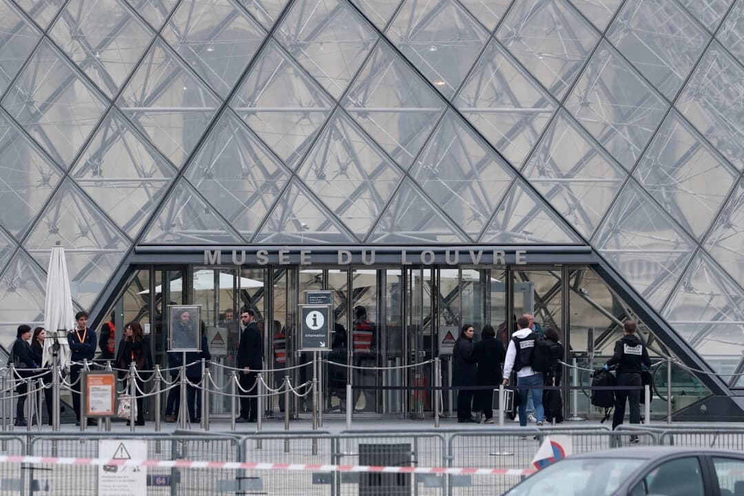 Agentes de la policía científica llegan al museo del Louvre tras recibir informes de un robo, en París, Francia, el 19 de octubre de 2025. (Gonzalo Fuentes/Reuters)