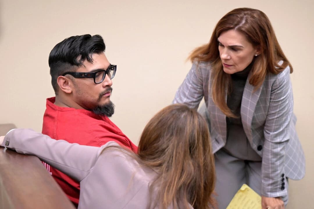 Jake Haro, padre de Emmanuel Haro, de 7 meses, desaparecido, habla con sus abogadas Allison Lowe y Paulette Garthwaite mientras se declara culpable de todos los cargos, incluido el de asesinato en segundo grado, en el Palacio de Justicia de Riverside, el 16 de octubre de 2025. (Will Lester/The Orange County Register vía AP, Pool)