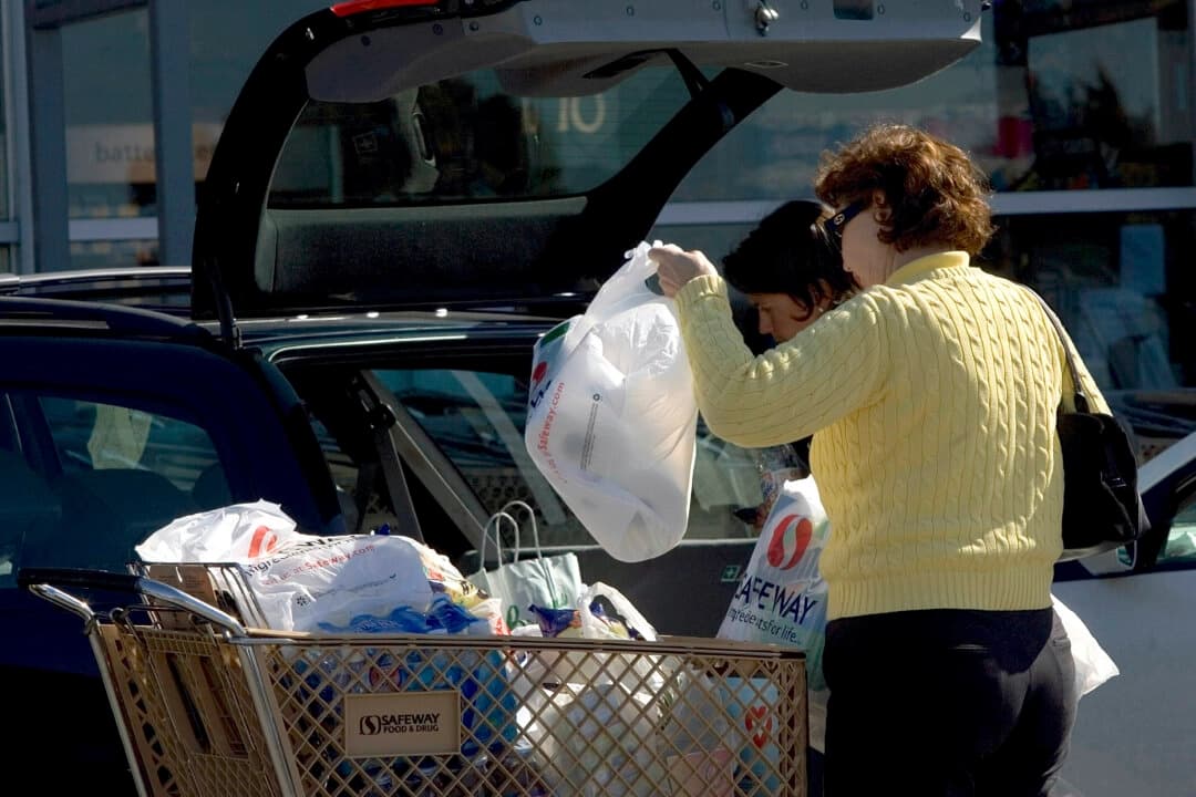 Una mujer carga la compra en su auto en una tienda Safeway de San Francisco el 28 de marzo de 2007. (David Paul Morris/Getty Images)