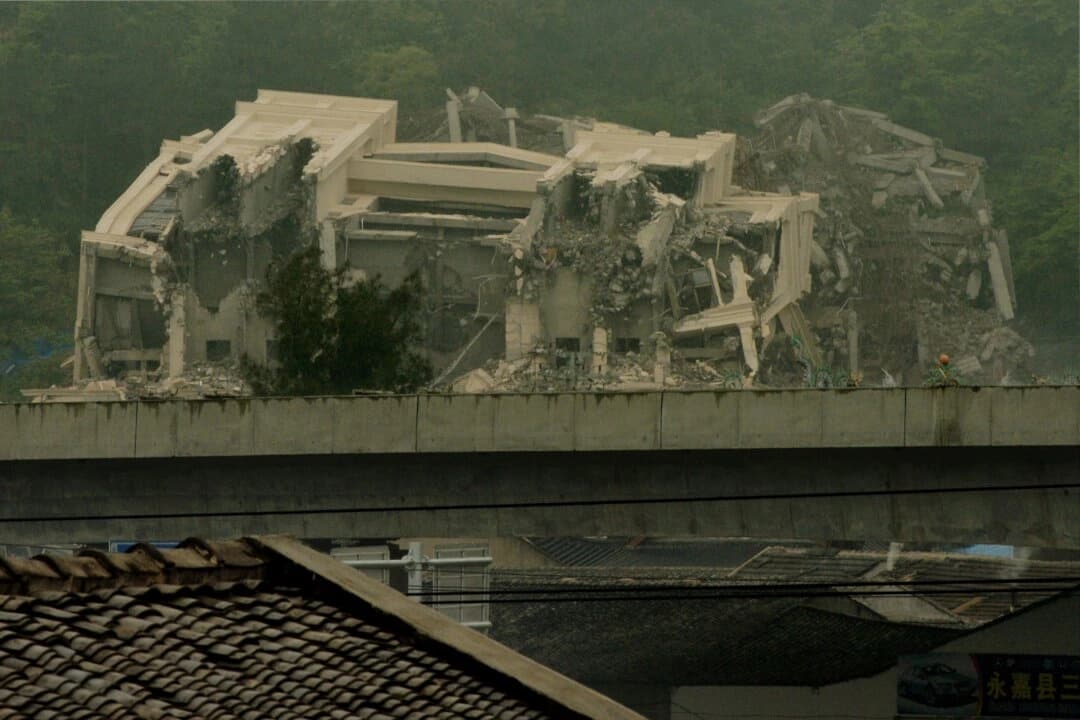 Las autoridades chinas continúan la demolición, iniciada días antes, de una iglesia cristiana en la localidad de Oubei, cerca de Wenzhou, el 30 de abril de 2014. (Mark Ralston/AFP vía Getty Images)