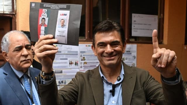 El candidato presidencial de Bolivia por el Partido Demócrata Cristiano (PDC), Rodrigo Paz, muestra su papeleta junto al observador internacional de la República Dominicana, Fausto Liz Quiñones, antes de votar en un colegio electoral durante la segunda vuelta de las elecciones presidenciales en Tarija, Bolivia, el 19 de octubre de 2025. (Foto de AIZAR RALDES/AFP vía Getty Images)
