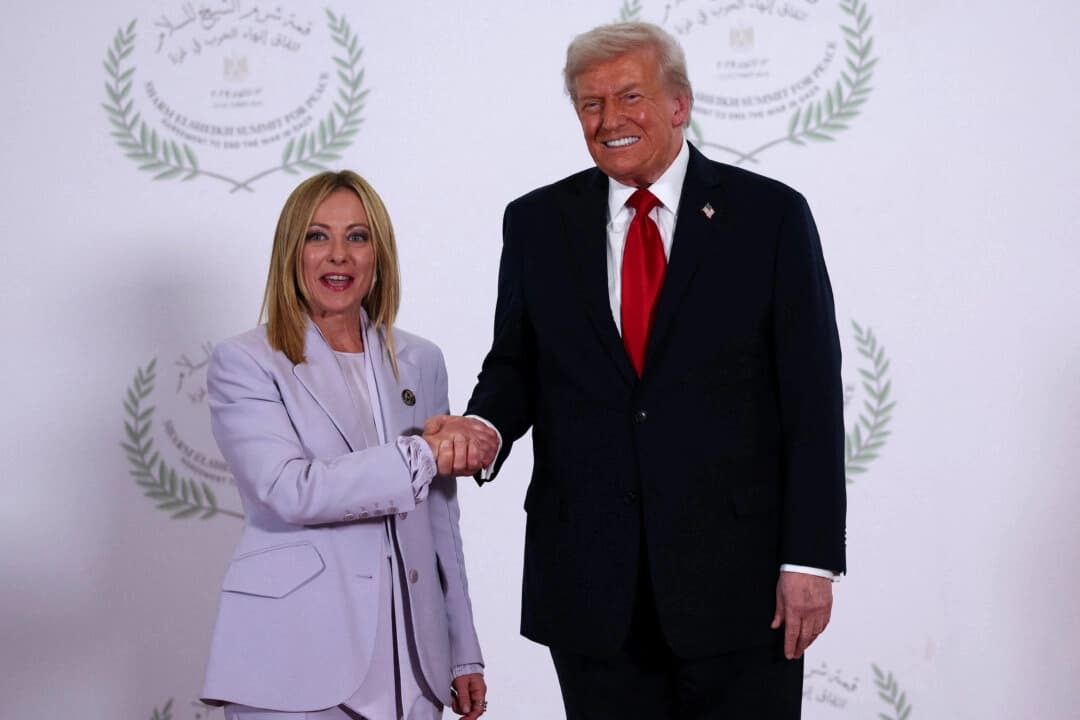 El presidente Donald Trump y la primera ministra italiana Giorgia Meloni se dan la mano mientras posan para una foto en una cumbre de líderes mundiales para poner fin a la guerra en Gaza, el 13 de octubre de 2025 en Sharm El-Sheikh, Egipto. (Suzanne Plunkett - Pool / Getty Images)