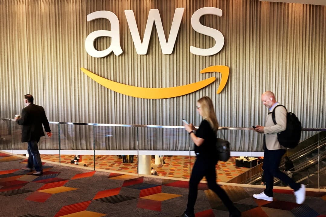 Los asistentes a la conferencia anual sobre computación en la nube de Amazon.com Inc. pasan junto al logotipo de Amazon Web Services en Las Vegas, Nevada, el 30 de noviembre de 2017. (Salvador Rodríguez/Reuters)