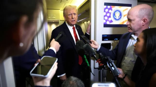 El presidente Donald Trump habla con miembros de la prensa a bordo del Air Force One el 19 de octubre de 2025. (Alex Wong/Getty Images)
