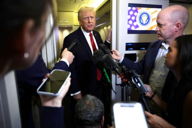 El presidente Donald Trump habla con miembros de la prensa a bordo del Air Force One el 19 de octubre de 2025. (Alex Wong/Getty Images)
