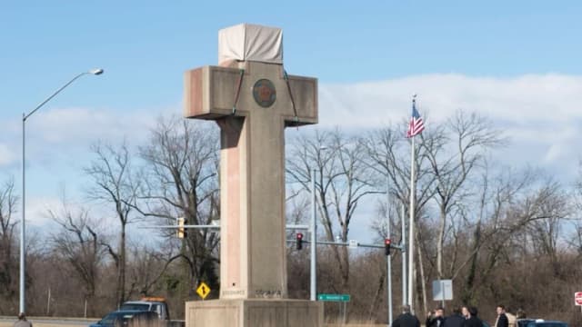 Los visitantes caminan alrededor de la Cruz de la Paz de Maryland de 12 metros de altura, dedicada a los soldados de la Primera Guerra Mundial, en Bladensburg, Maryland, el 13 de febrero de 2019. (Kevin Wolf/Foto AP)