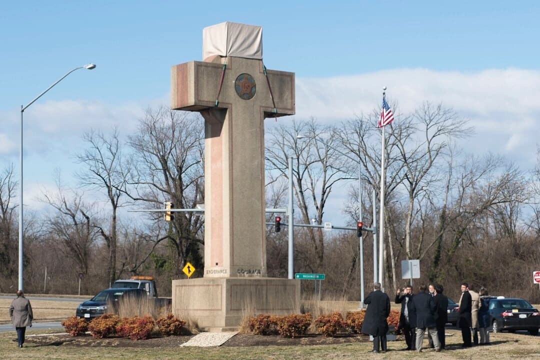 Los visitantes caminan alrededor de la Cruz de la Paz de Maryland de 12 metros de altura, dedicada a los soldados de la Primera Guerra Mundial, en Bladensburg, Maryland, el 13 de febrero de 2019. (Kevin Wolf/Foto AP)