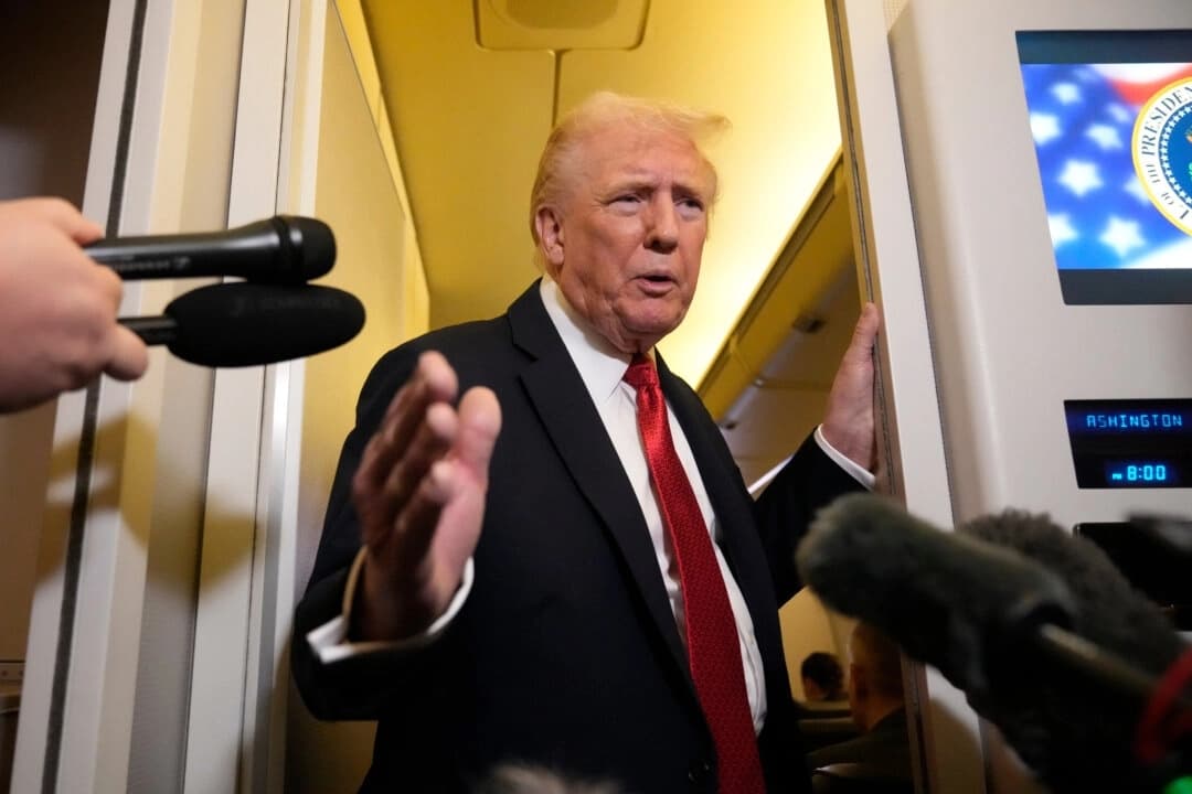 El presidente Donald Trump habla con los periodistas a bordo del Air Force One de camino a la Base Conjunta Andrews, en Maryland, a su regreso de Florida el 19 de octubre de 2025. (Mark Schiefelbein/AP Photo)
