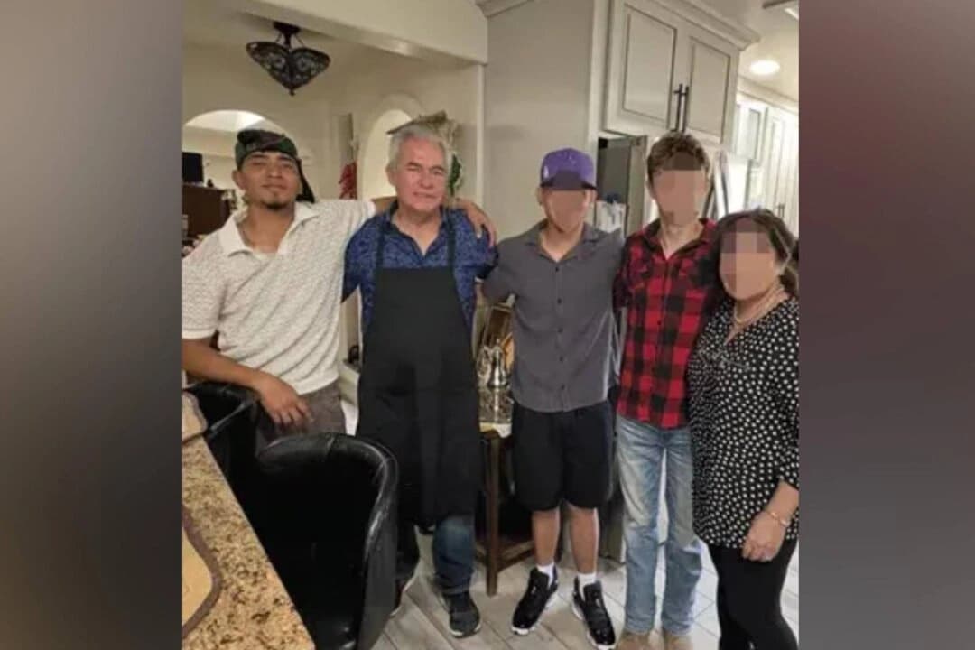 Una foto de 2024 de Cristhian Ortega-López (izquierda) en la casa familiar del juez José Cano (segundo por la izquierda). (Cortesía del DHS).