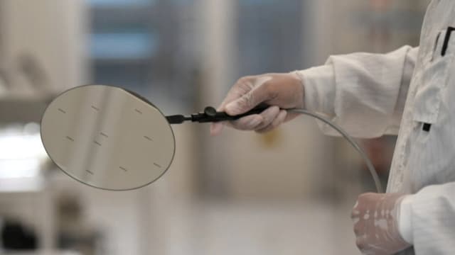 Un empleado trabaja con una oblea en una línea de producción de la empresa holandesa de semiconductores Nexperia, en Hamburgo, Alemania, el 27 de junio de 2024. (Fabian Bimmer/Reuters)
