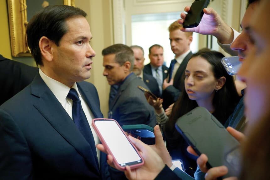 El secretario de Estado de EE. UU., Marco Rubio, habla con los medios de comunicación al salir de una reunión con los republicanos del Senado en el Capitolio de EE. UU. el 8 de octubre de 2025 en Washington, D.C.(Kevin Dietsch/Getty Images)