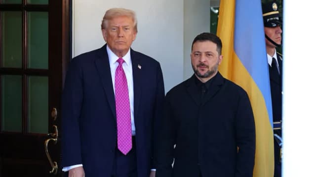 El presidente Donald Trump recibe al presidente ucraniano Volodímir Zelenski en la Casa Blanca, el 17 de octubre de 2025. (Tom Brenner/AFP vía Getty Images)