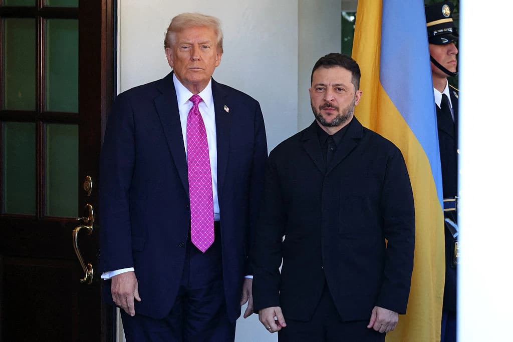 El presidente Donald Trump recibe al presidente ucraniano Volodímir Zelenski en la Casa Blanca, el 17 de octubre de 2025. (Tom Brenner/AFP vía Getty Images)
