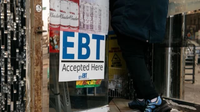 Millones de estadounidenses corren riesgo de perder cupones de alimentos en noviembre: estados