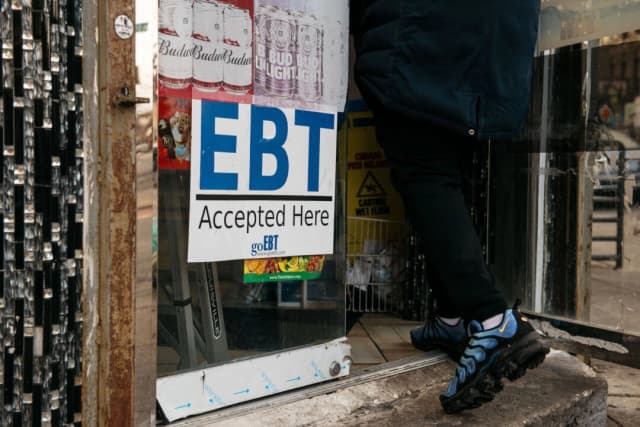 Un cartel que alerta a los clientes sobre los beneficios de los cupones de alimentos SNAP se exhibe en un supermercado de Brooklyn, en la ciudad de Nueva York, el 5 de diciembre de 2019. (Scott Heins/Getty Images)
