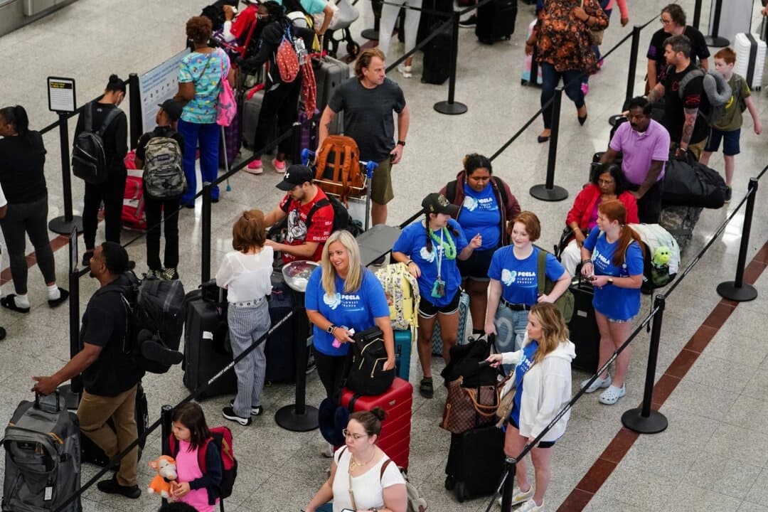 Los pasajeros hacen fila para documentar su equipaje antes de sus vuelos en el Aeropuerto Internacional Hartsfield-Jackson de Atlanta, el 28 de junio de 2022. (Elijah Nouvelage/Reuters)