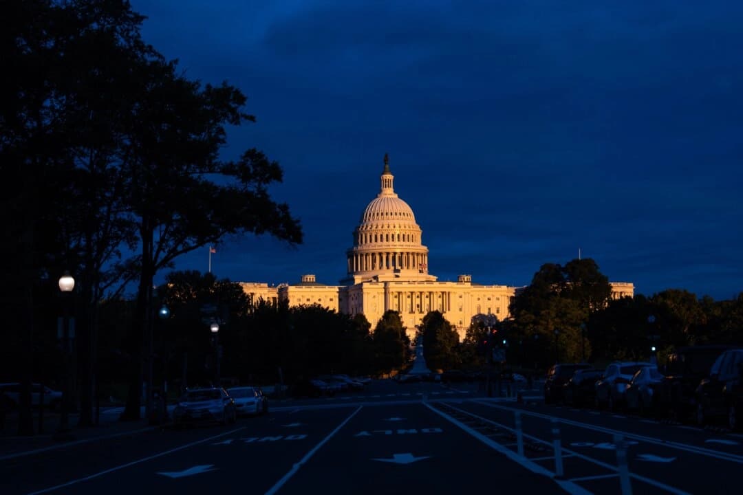 El Capitolio de Estados Unidos durante el cierre gubernamental al atardecer en Washington el 14 de octubre de 2025. (Madalina Kilroy/The Epoch Times)