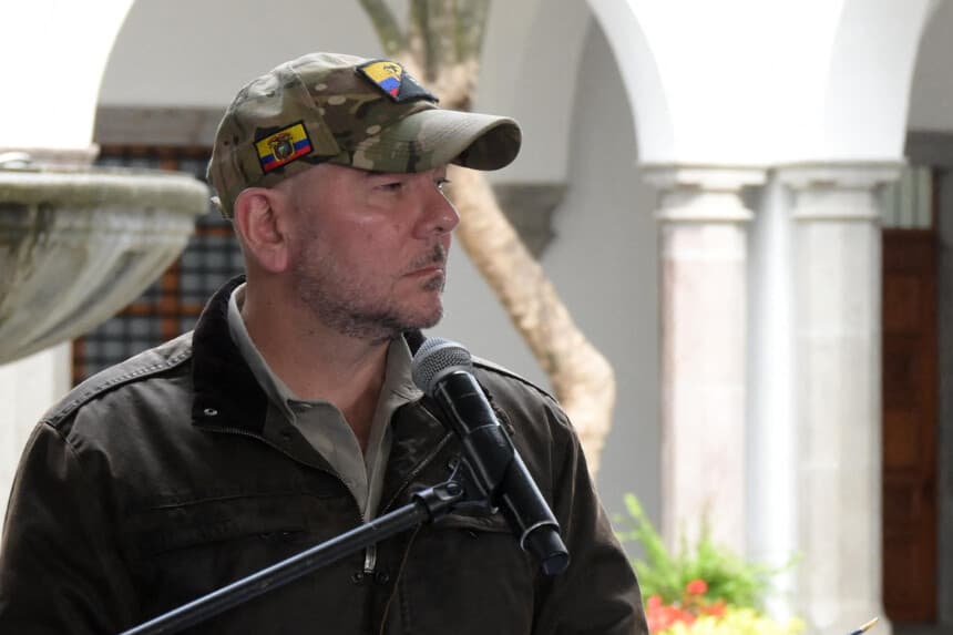 El ministro de Defensa de Ecuador, Gian Carlo Loffredo ofrece una rueda de prensa en el Palacio de Carondelet, en Quito, el 26 de junio de 2025, un día después de que fuera recapturado el fugitivo más buscado de Ecuador, el líder de la banda Los Choneros, «Fito».(RODRIGO BUENDIA/AFP a través de Getty Images)