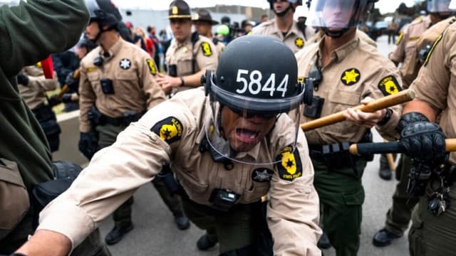 La policía se enfrenta a manifestantes en la calle, fuera de la “zona de libre expresión”, cerca del centro de procesamiento y detención de inmigrantes en Broadview, Illinois, el 17 de octubre de 2025. (Scott Olson/Getty Images)
