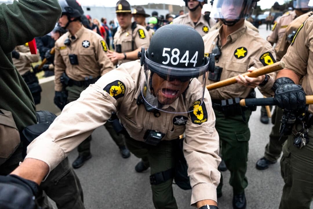La policía se enfrenta a manifestantes en la calle, fuera de la “zona de libre expresión”, cerca del centro de procesamiento y detención de inmigrantes en Broadview, Illinois, el 17 de octubre de 2025. (Scott Olson/Getty Images)
