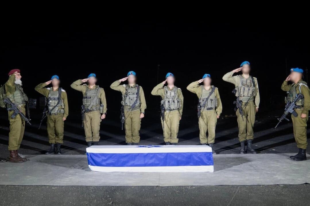 Soldados israelíes custodian el ataúd del sargento mayor Tal Haimi el 21 de octubre de 2025. (Cortesía del ejército israelí)