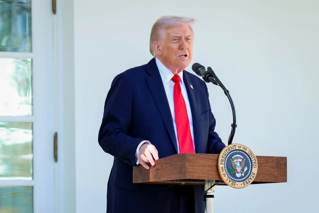 El presidente Donald Trump pronuncia un discurso durante un almuerzo en el Jardín de Rosas de la Casa Blanca en Washington, D.C., el 21 de octubre de 2025. (Anna Moneymaker/Getty Images)