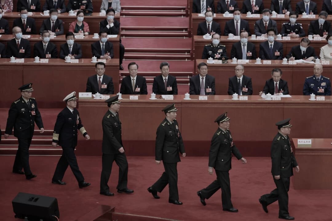 Miembros de la Comisión Militar Central durante la cuarta sesión plenaria de la Asamblea Popular Nacional celebrada en Pekín el 11 de marzo de 2023. (Lintao Zhang/Getty Images)
